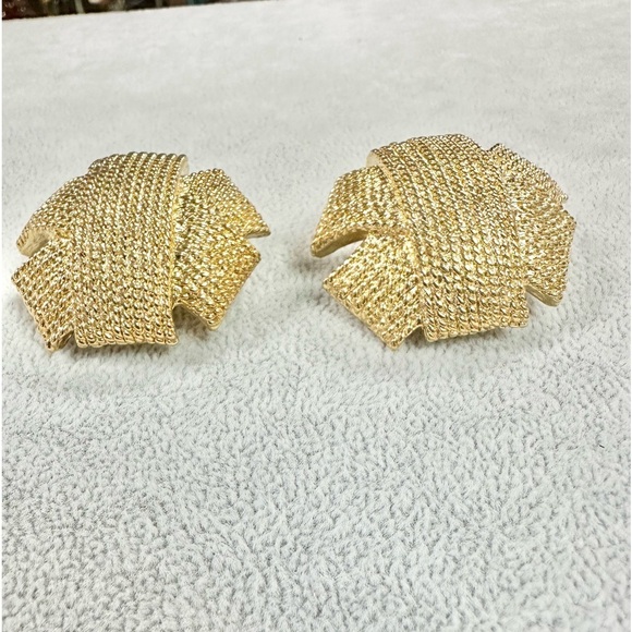 Vintage Avon Large Gold Tone Textured Chunky Statement Clip On Earrings - Picture 3 of 4